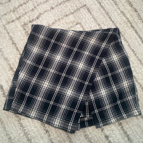 Brandy Melville Black & White Plaid Wrap Skort – One Size - Picture 6 of 7